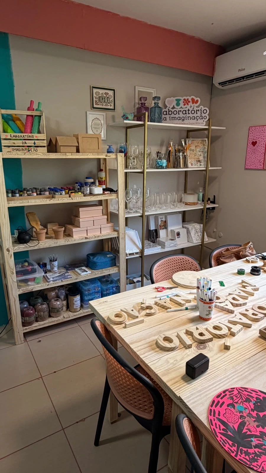 Prateleira com peças de gesso e materiais de pintura do ateliê
